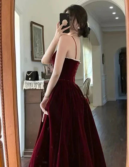 Vestido de noche largo de terciopelo rojo vino con tirantes finos y hombros descubiertos